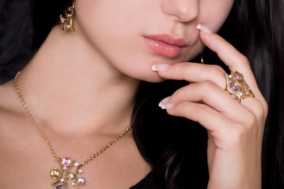 【NG風水】中指に指輪をしていると、独身状態から抜け出せない！