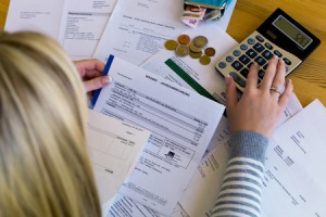 【NG風水】玄関と窓が直線でつながっている家は、出費がどんどんかさんでしまう!