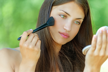 顔の形別・ワンポイントモテメイク術　丸顔の人は眉でやわらかな印象に！