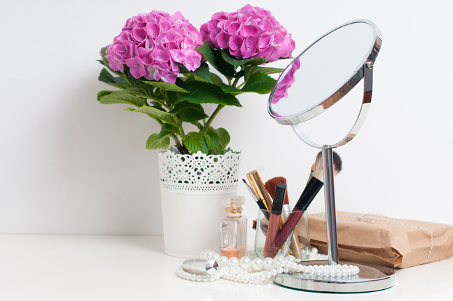 【らくらく風水】鏡を机の上に置くと、嫌いな人を遠ざけてくれる