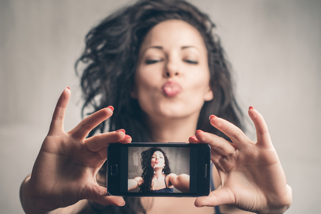 12星座【自撮り大好き】ランキング　美しい自分を世界発信したいのは○○座！