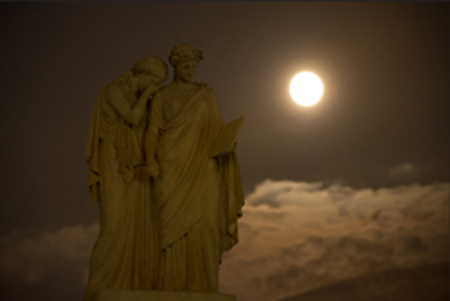【画像アリ】 台風一過の夜空に輝く、世界のスーパームーン写真！