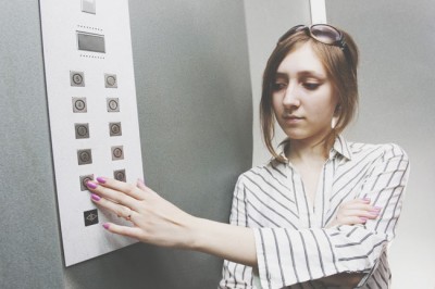 エレベーターの停止階で占う出会い運