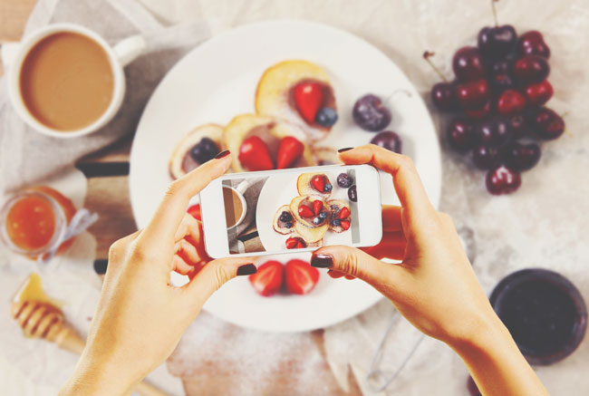 【心理テスト】料理写真を撮るときのこだわりでわかる、エッチの前に気になること