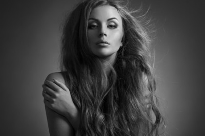 【心理テスト】女性の髪の色は？　答えでわかる心の憂鬱度