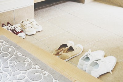 【お掃除風水】玄関は「塩水拭き」が基本！