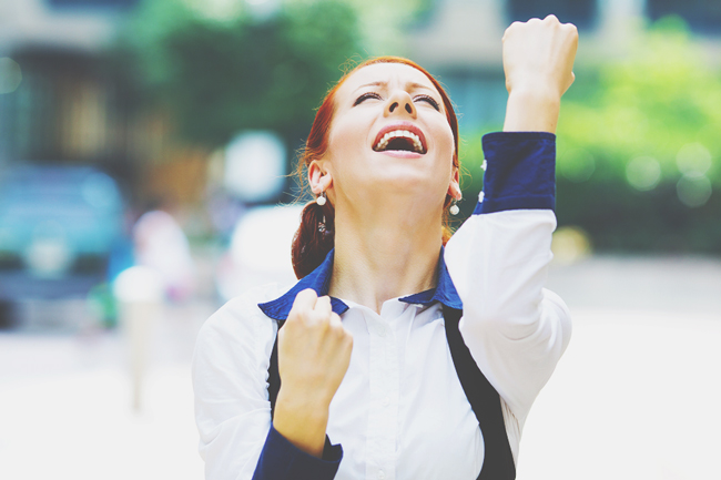 運命線でわかる成功のつかみ方　中指下にまっすぐ縦線がある人は自力で運命を切り拓く！