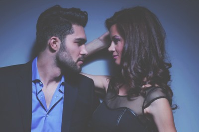 12星座【沈黙の似合う女】蠍座は沈黙の中、強い目力で恋に誘う