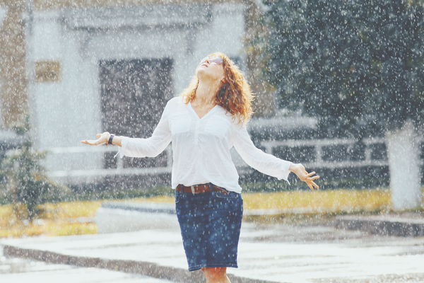 【心理テスト】突然の雨、さした傘でわかる男性にどう見られたいか