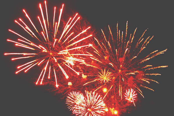 【開運壁紙】8月は「花火」の写真で運気アップ　どっしり待ち構えて吉な1カ月に！