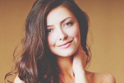 髪の触り方があらわす心理的意味　かき上げる人は私を見て！