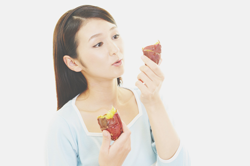 【心理テスト】焼き芋の食べ方でわかる即ヤリ度　半分に割って食べる人は……