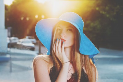 11月のラッキーカラーは「水色」　デートには水色の帽子！