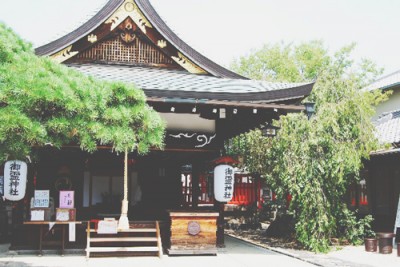 神社とお寺、お参りの作法の違いは？　初詣前に確認したい参拝マナー
