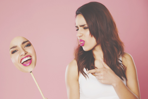 【心理テスト】飲み会の持ち上げ方でわかる、あなたのことを見下している相手