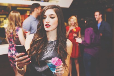 12星座【合コン抜け出し】あるある　双子座は彼にこっそり連絡先を渡す