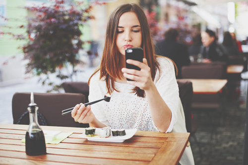 12星座【スマホ依存症】ランキング　双子座の食事中は右手に箸、左手にスマホ！