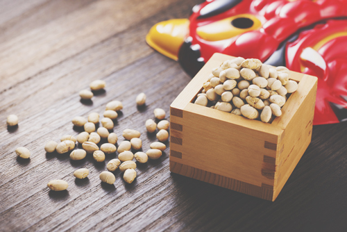 【心理テスト】節分の豆まき、どれくらい豆を投げる？　答えでわかる自分嫌い度