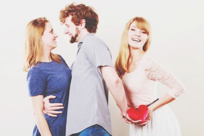 不倫を仕掛ける男性の特徴　口元がゆるんでいる男は注意！