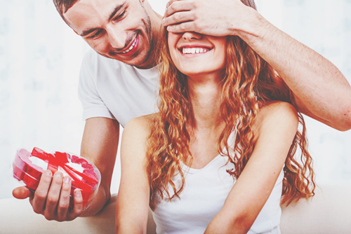 【心理テスト】ホワイトデーのお返しに彼がくれたものは？　答えでわかる自己評価点数