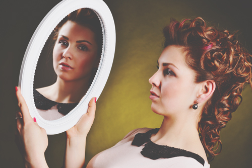 【心理テスト】“真実の鏡”のイメージは？　答えでわかる愛され女子になる方法