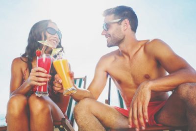 【心理テスト】乾杯でわかる、この夏、虜になる男性