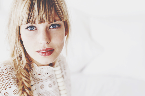 「切りっぱなし前髪」で運気アップ！　ゆるふわパーマスタイルは恋愛に有利!!