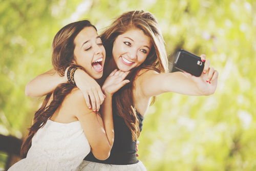 与えたい印象別・SNSプロフ写真の選び方　人懐っこく見られたい人は友達との写真を！