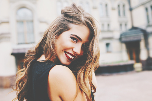 【心理テスト】視線を感じた先にいるのは誰？　答えでわかる若さをキープする方法