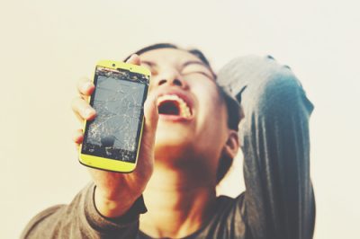 【心理テスト】スマホが割れたときの行動でわかる失恋対処法
