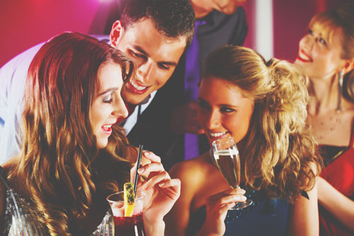 12星座【2017年恋スポット】双子座はクラブ、獅子座はコンビニで恋の出会いあり！