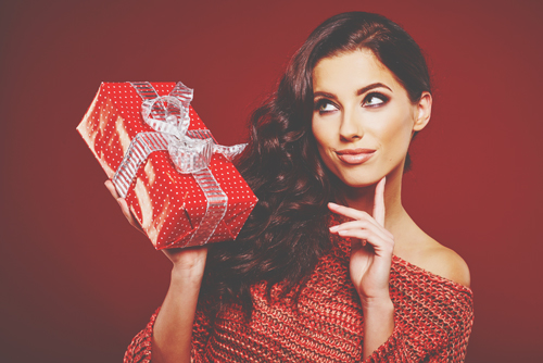 彼の星座別【クリスマスプレゼント】獅子座男性へはセンスの光る「ハンカチーフ」を！