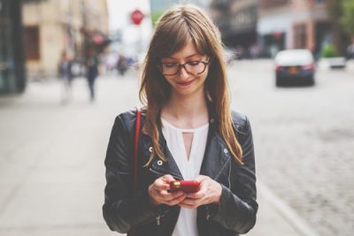 12星座【ながらスマホ】ランキング　双子座はデート中でもスマホ操作！