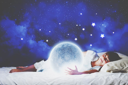 【夢占い】満月の夢は恋愛成就の予感!?　月の夢が暗示すること　