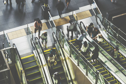 駅のエスカレーターでの行動でわかる性格診断　並ばず歩く人は自分大好きタイプ！