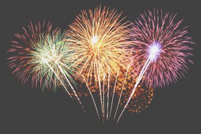 【夢占い】打ち上げ花火の夢はドラマチックな恋の予感！　夏にまつわる夢が暗示すること