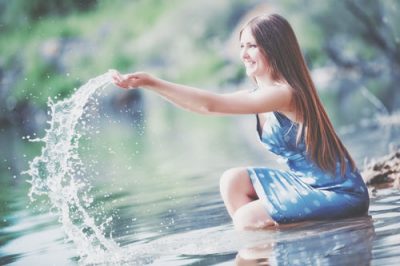 【夢占い】プールや水遊び、水にまつわる夢が暗示することとは？