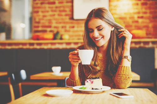 【10月の開運方位】ラッキー方位は「西」、オシャレなカフェに出かけよう！