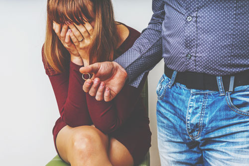 【夢占い】離婚の夢は相手を失いたくない不安のあらわれ　別れの夢が暗示すること