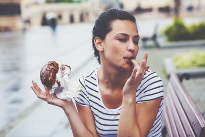 12星座【間食がやめられない】ランキング　双子座は“ながら食い”が習慣に……