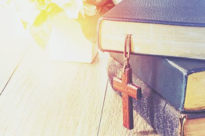 【夢占い】神や仏など神聖な夢の意味とは？　教会の夢は大きな決断を迫られているサイン