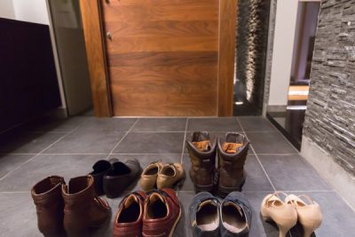 玄関に置きがちな「アレ」は悪い気をもたらす？　年末のお掃除で運気アップ！