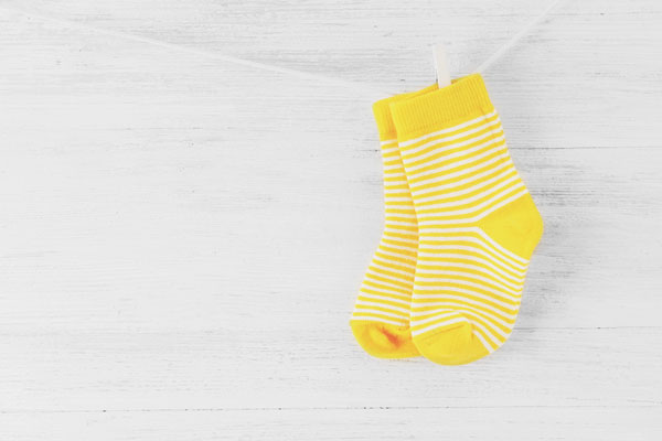 【12月のカラータロット占い】ラッキーカラーは「イエロー」、金運アップは靴下！