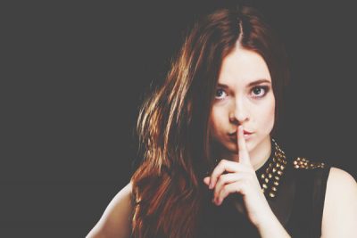 【心理テスト】コートの下のトップスは何色？　答えでわかる好きな人に隠したい本性