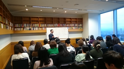 窓の外には東京の絶景……！　アカデミックな空間で集中力が増す！