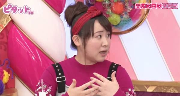 有名占い師の1人としてフェスのステージに登場する出雲阿国