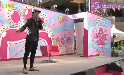 いすから立ち上がり、身振り手振りを交えて熱弁する西野