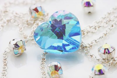 【2018年の開運壁紙】恋愛運アップは「スワロフスキー」、金運は「クジャク」の写真！