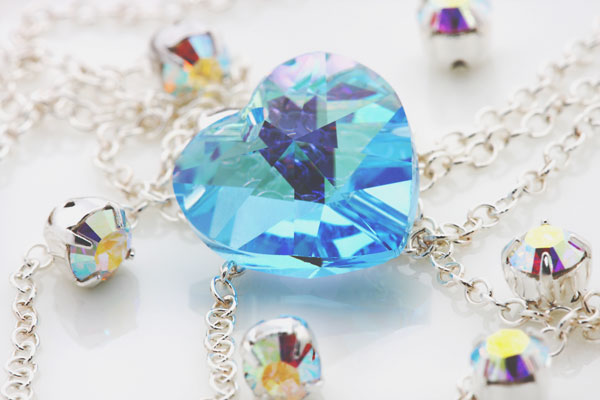 【2018年の開運壁紙】恋愛運アップは「スワロフスキー」、金運は「クジャク」の写真！