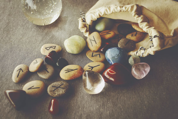 2018年の運命を占う【ルーン占い】あなたを守護してくれるルーンはどれ？